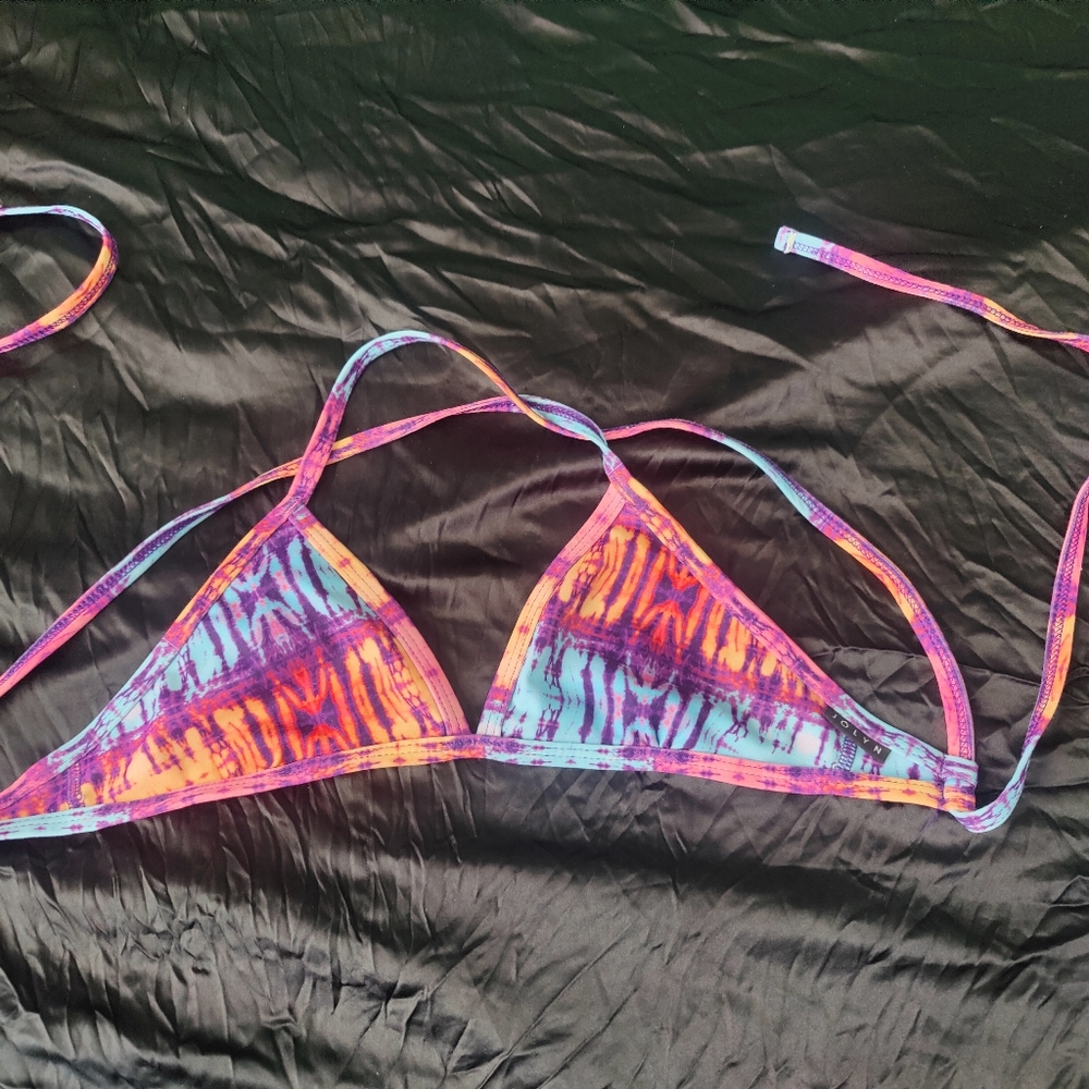 Jolyn Tahiti triangle top- old school print